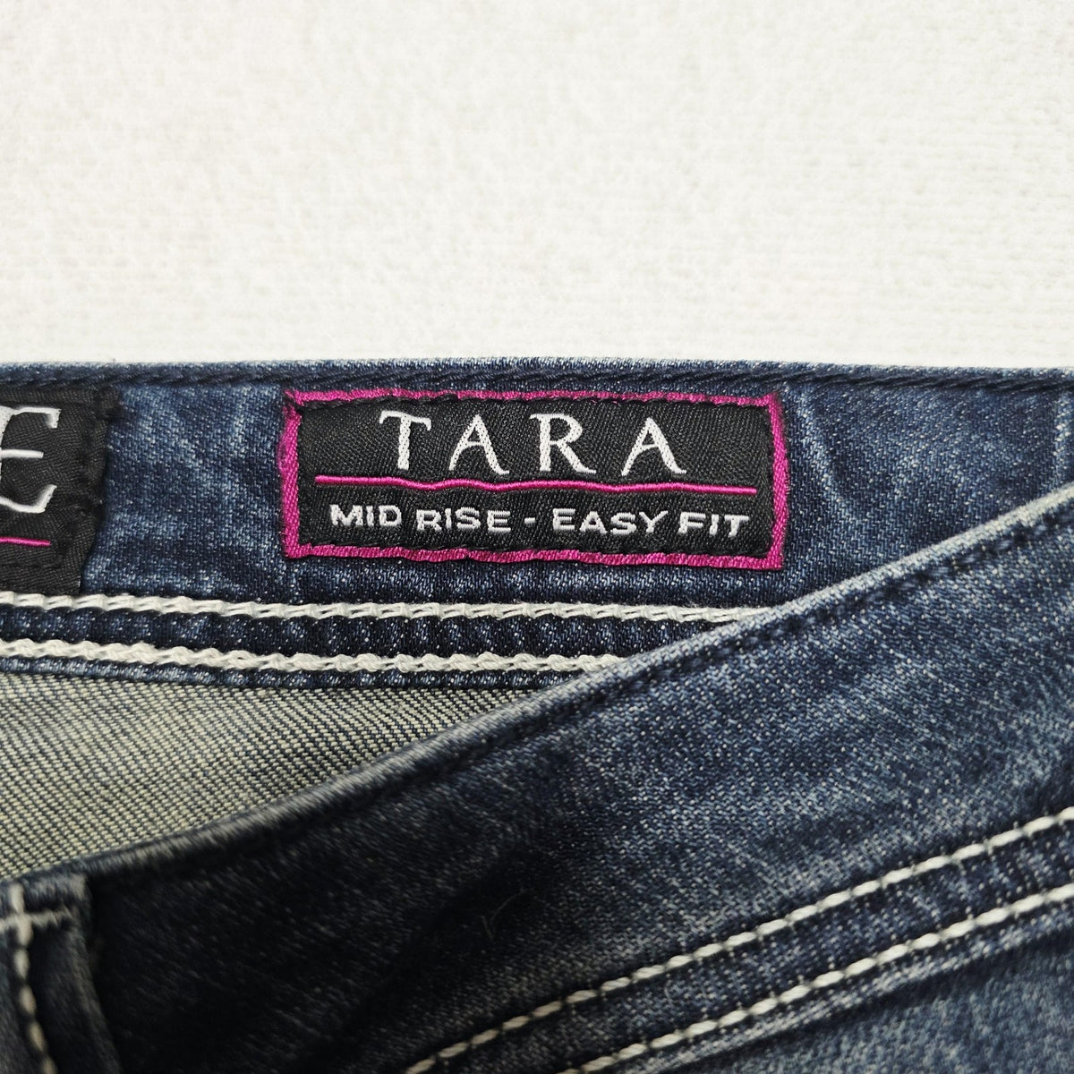 Bullzye Jeans Women's 32x29 Straight Denim Tara Mid Rise Easy Fit Pockets Logo